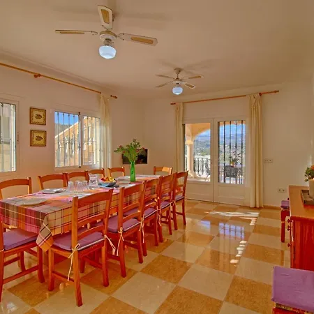 Tosal Con 6 Dormitorios, Wifi, Parking, Jardin Y Piscina Privada